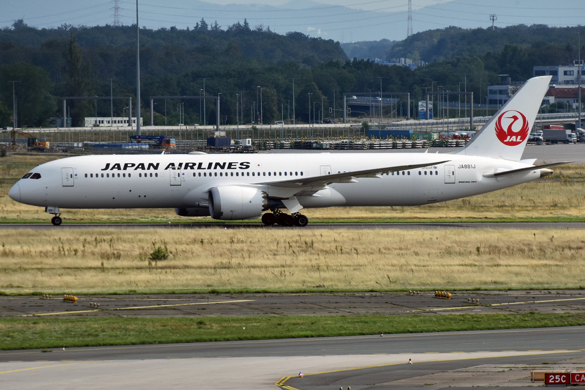 JA881J Boeing 787-9