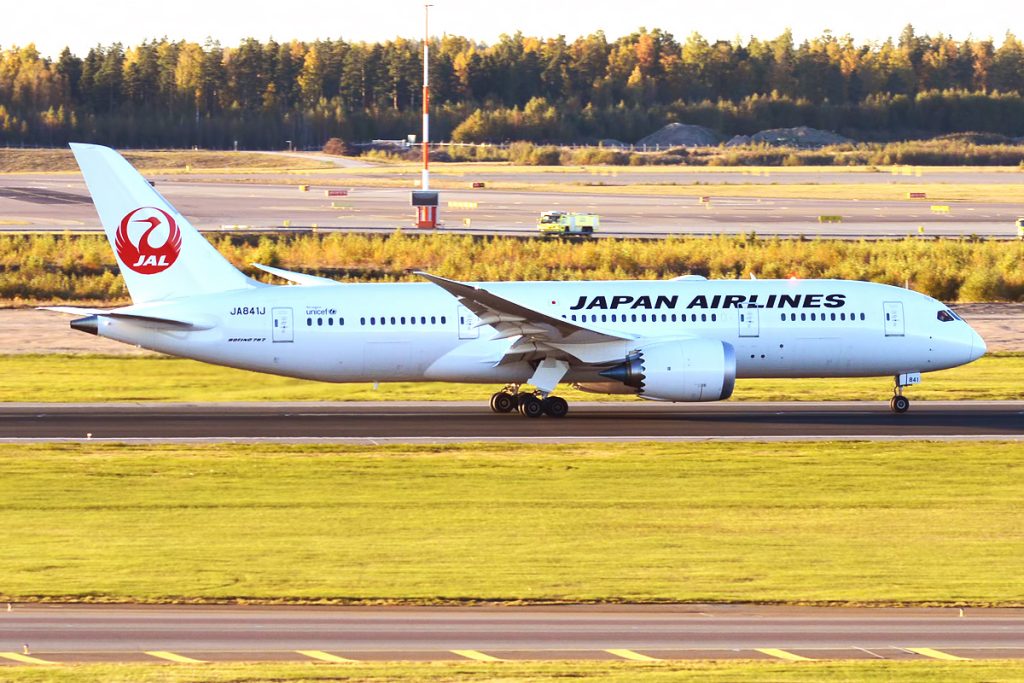 JA841J Boeing 787-8