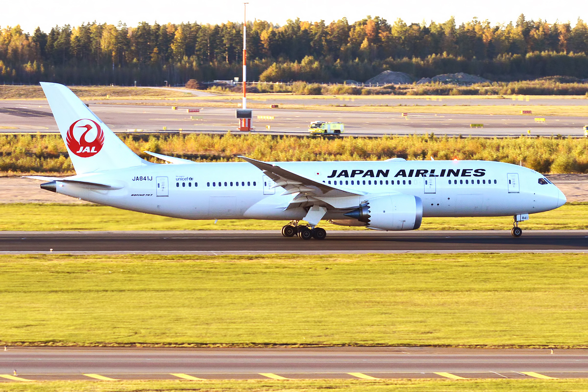 JA841J Boeing 787-8