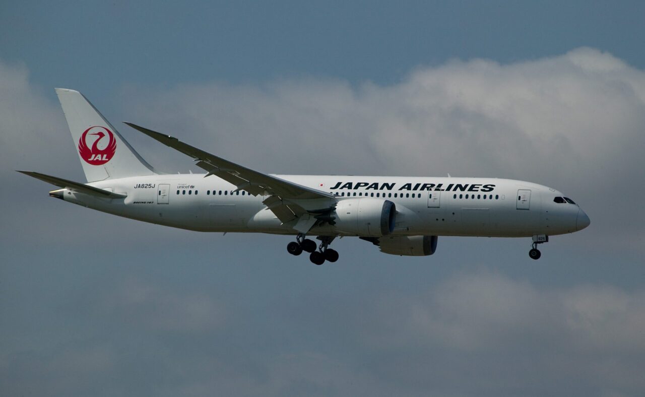 JA825J Boeing 787-8