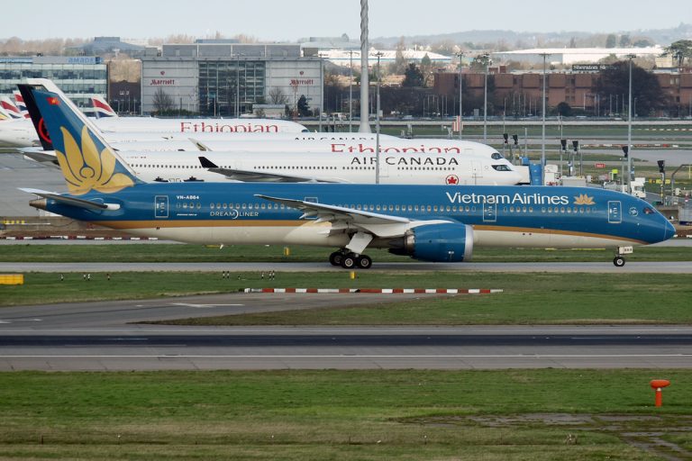 VN-A864 Boeing 787-9