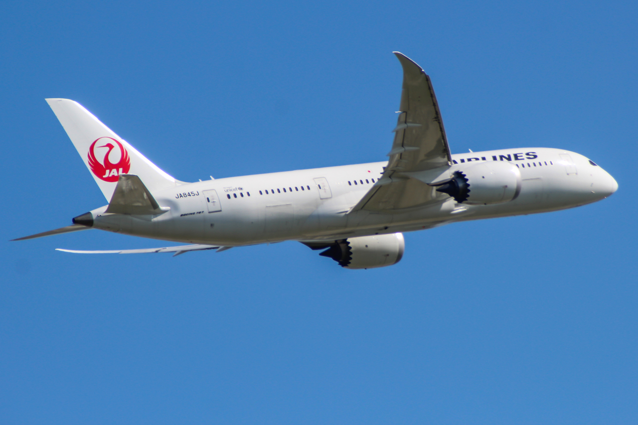 JA845J Boeing 787-8