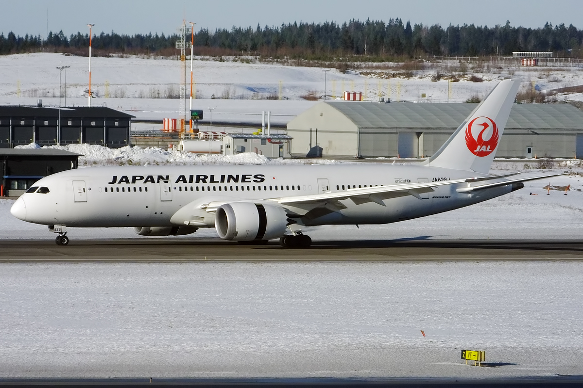 JA828J Boeing 787-8